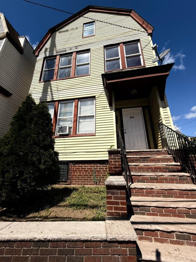 Foto del edificio - 643 Garfield Ave