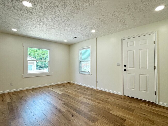 Building Photo - 2028 E Sunnyside Ave