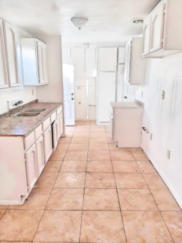 918 Carson St Unit Rear, Barstow, CA 92311 Room for Rent in Barstow
