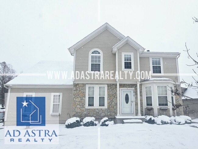 Building Photo - Spacious Blue Valley Home-Available in JAN...
