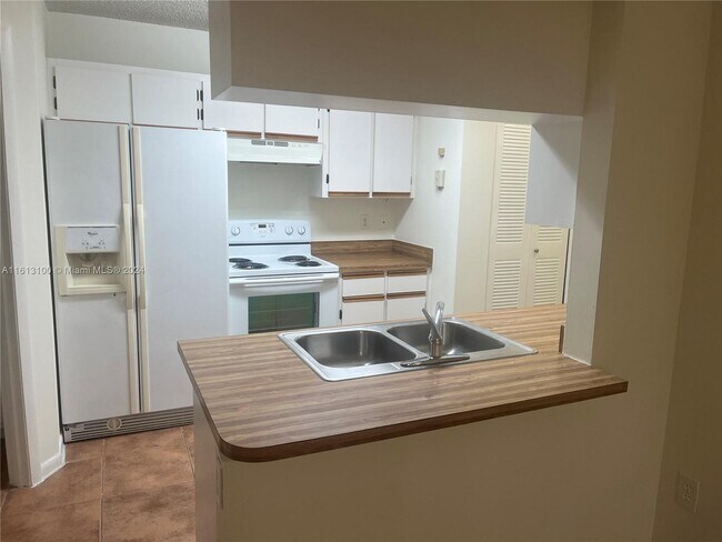 Foto del edificio - 18310 NW 68th Ave