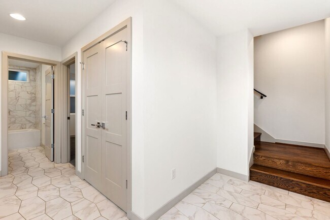 Foto del edificio - Modern 3-Bedroom Townhome with Rooftop Deck in NE Seattle