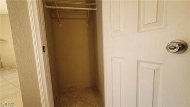 Building Photo - 1209 N Buffalo Dr