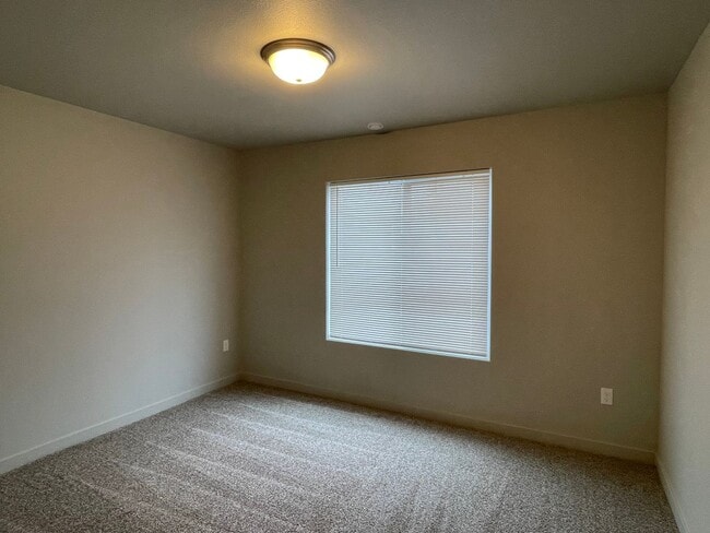 Building Photo - MOVE IN READY!