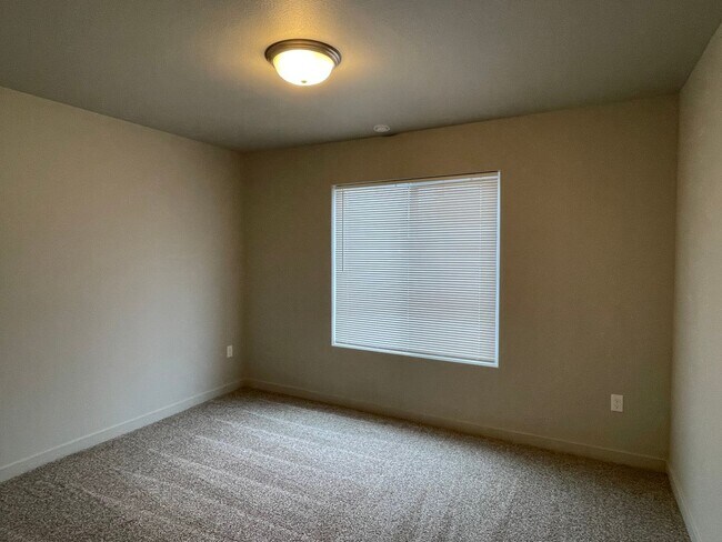 Foto del edificio - MOVE IN READY!