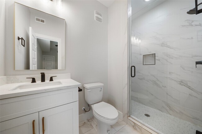 Foto del edificio - 402 E 37th St