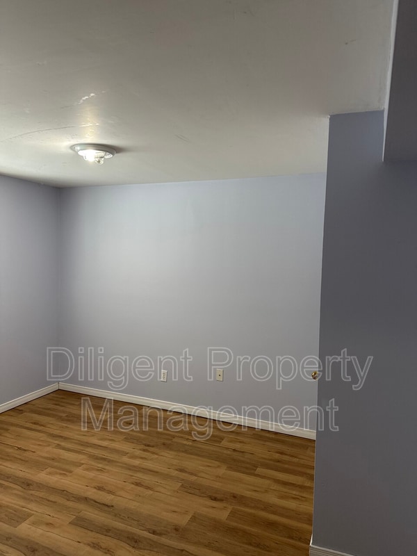 Building Photo - 588 Howden St