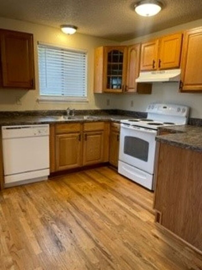 Building Photo - 2 Bedroom, 1 Bath Condo in University Plac...