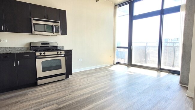 Building Photo - 235 W Van Buren St
