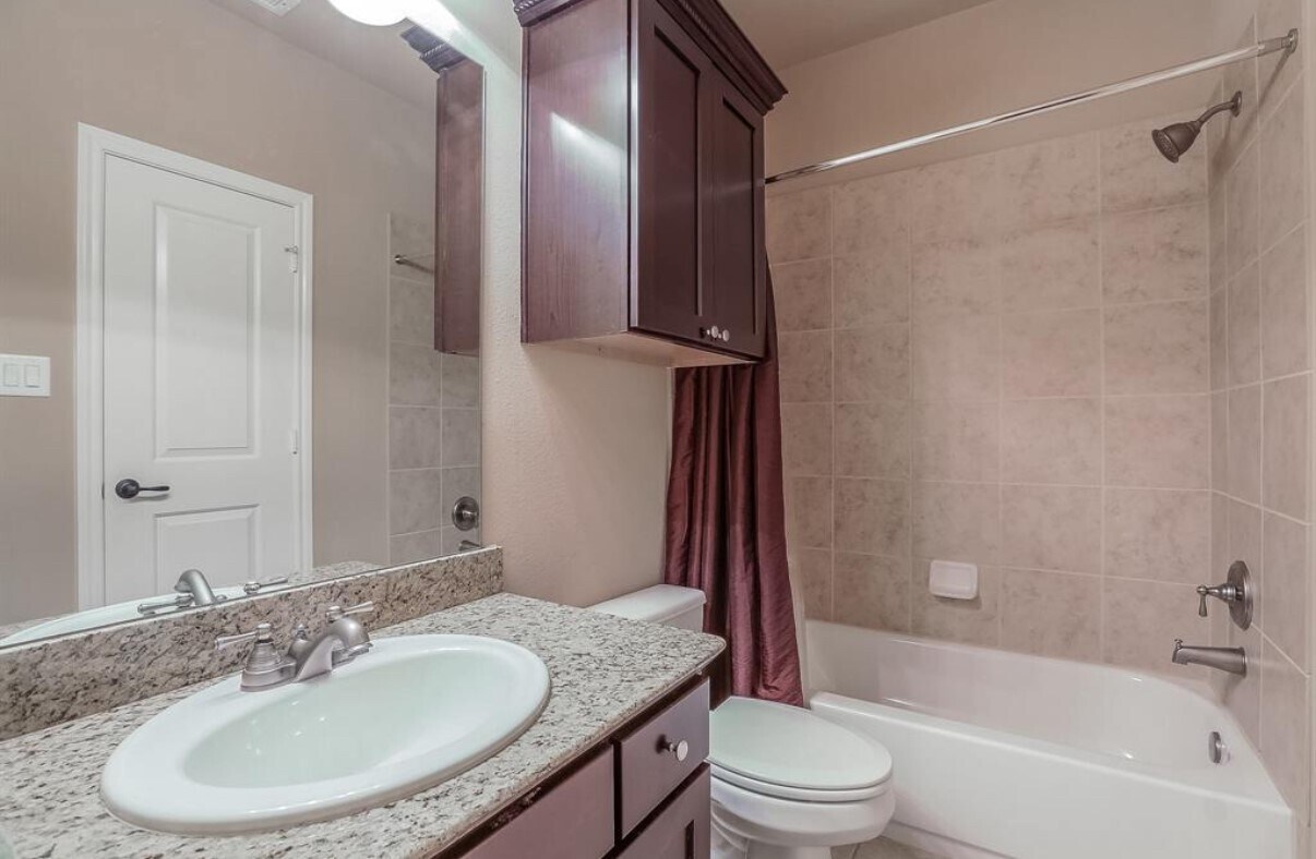 Foto principal - 1049 W 22nd St