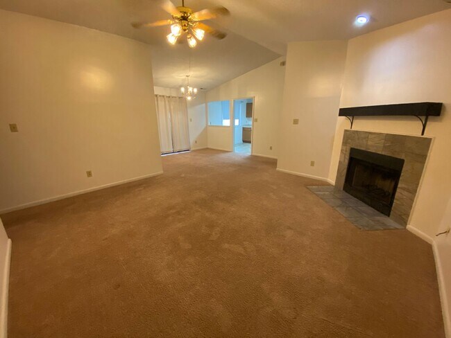 Building Photo - 612 Independence Dr