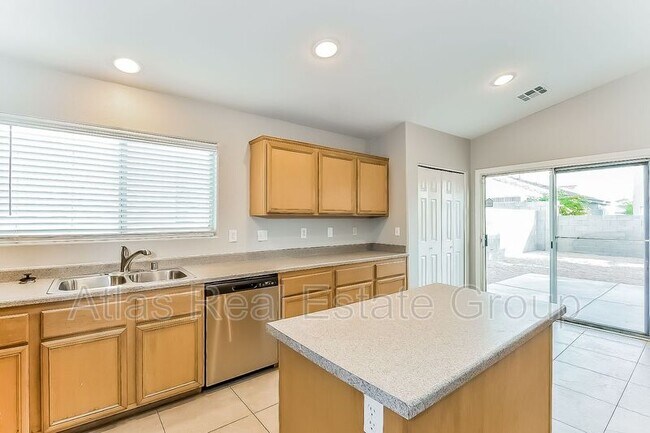 Foto del edificio - 8560 Blowing Pines Dr