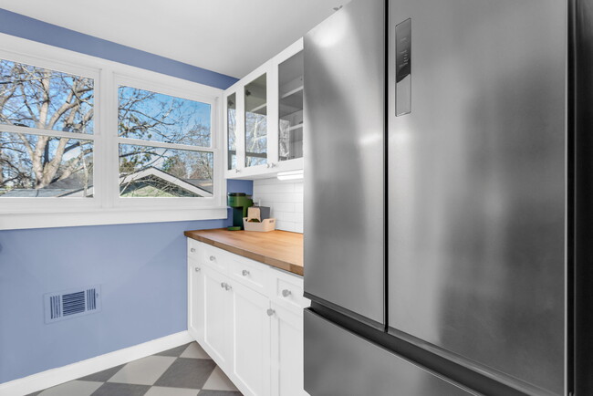 kitchen - 1050 Tilden St NW