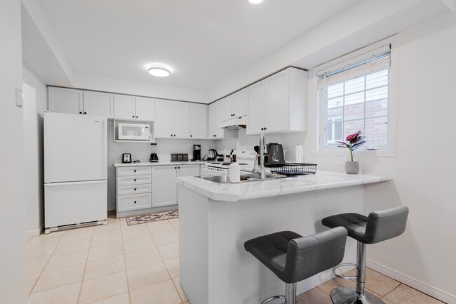 Building Photo - 235 Rossmore Ct