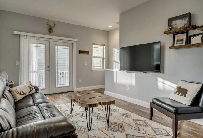 Photo - 337 N Ivy St Townhome