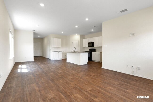 Building Photo - 5BR House in San Antonio