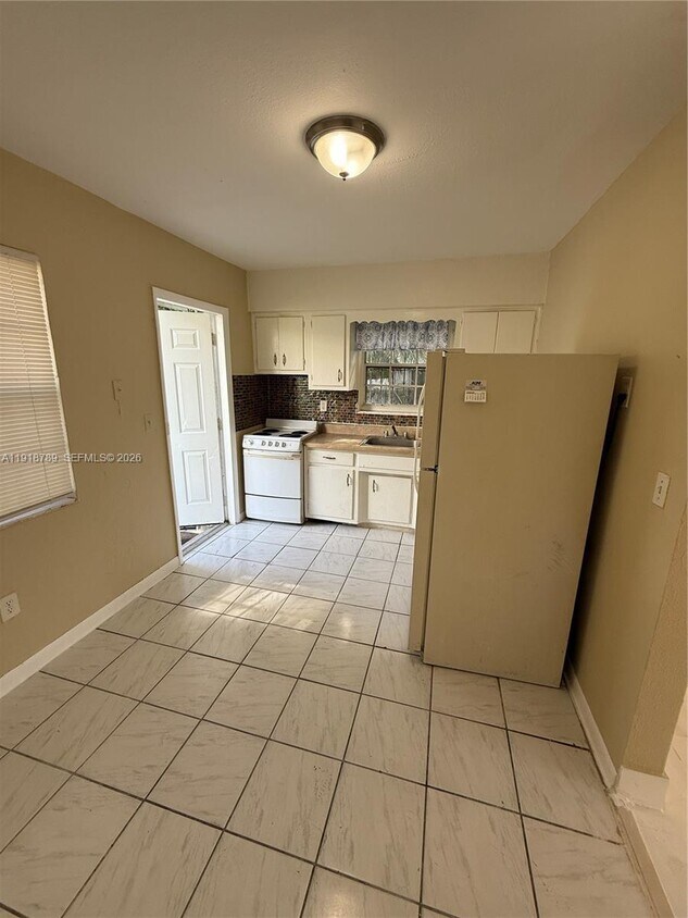 Foto del edificio - 48 NW 77th St