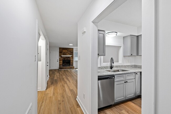 Building Photo - Charming and Updated Middle-Unit Apartment...