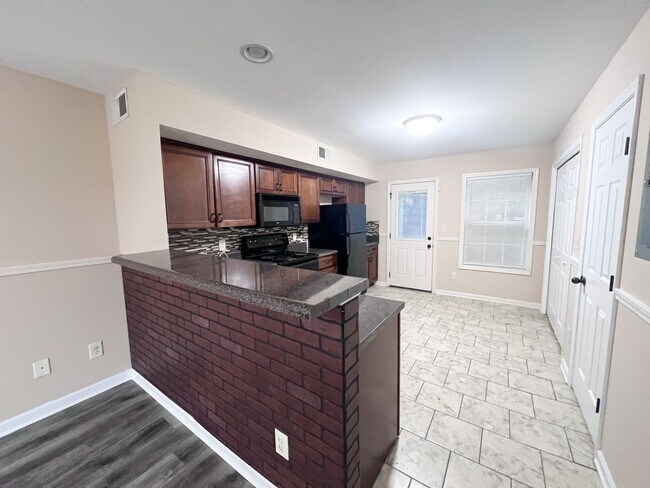 Foto del edificio - 2 Bedroom 1.5 Bathroom Townhome