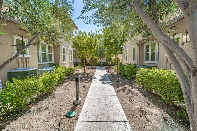 Building Photo - COMING SOON! 3 Bedroom Townhome for Rent in Valencia!