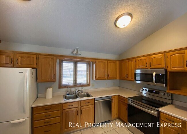 Foto del edificio - Spacious 4 bedroom 3 bathroom