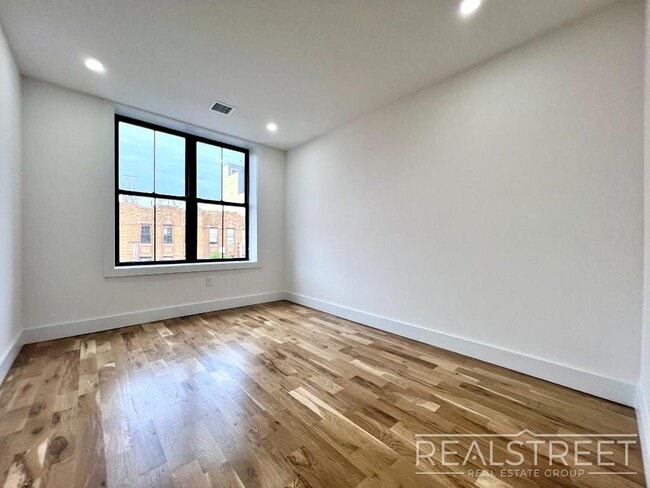 Building Photo - BRAND NEW 4 Bed 3 Bath + W/D & DW in unit