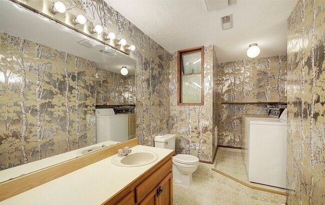 Foto del edificio - Private Tri-Level Home with New Deck & 3-Car Garage