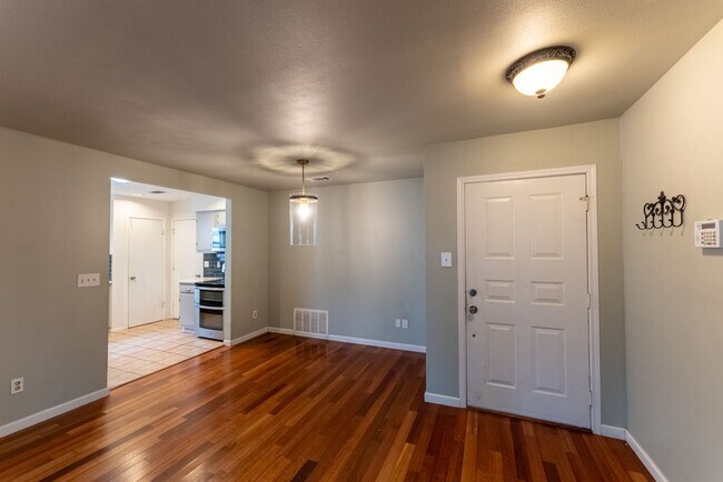 Foto del edificio - Light-Filled Austin Retreat with Vaulted Ceilings & Covered Back Porch!