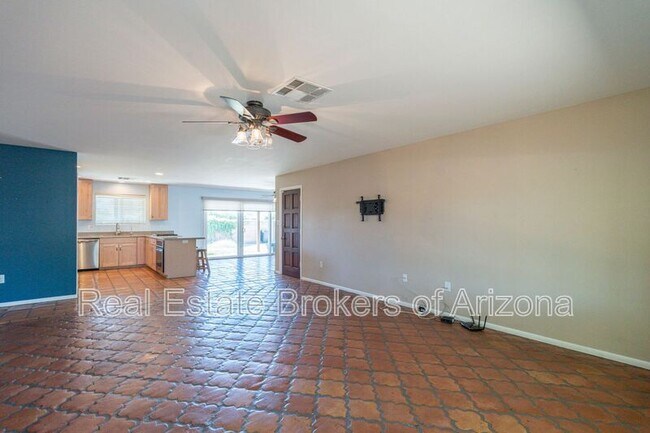 Building Photo - 621 E Grace Dr