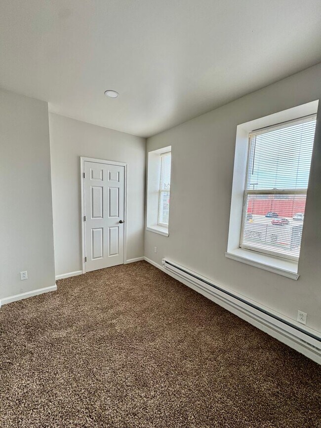 Building Photo - Recently Updated 1-Bedroom Apartment Avail...
