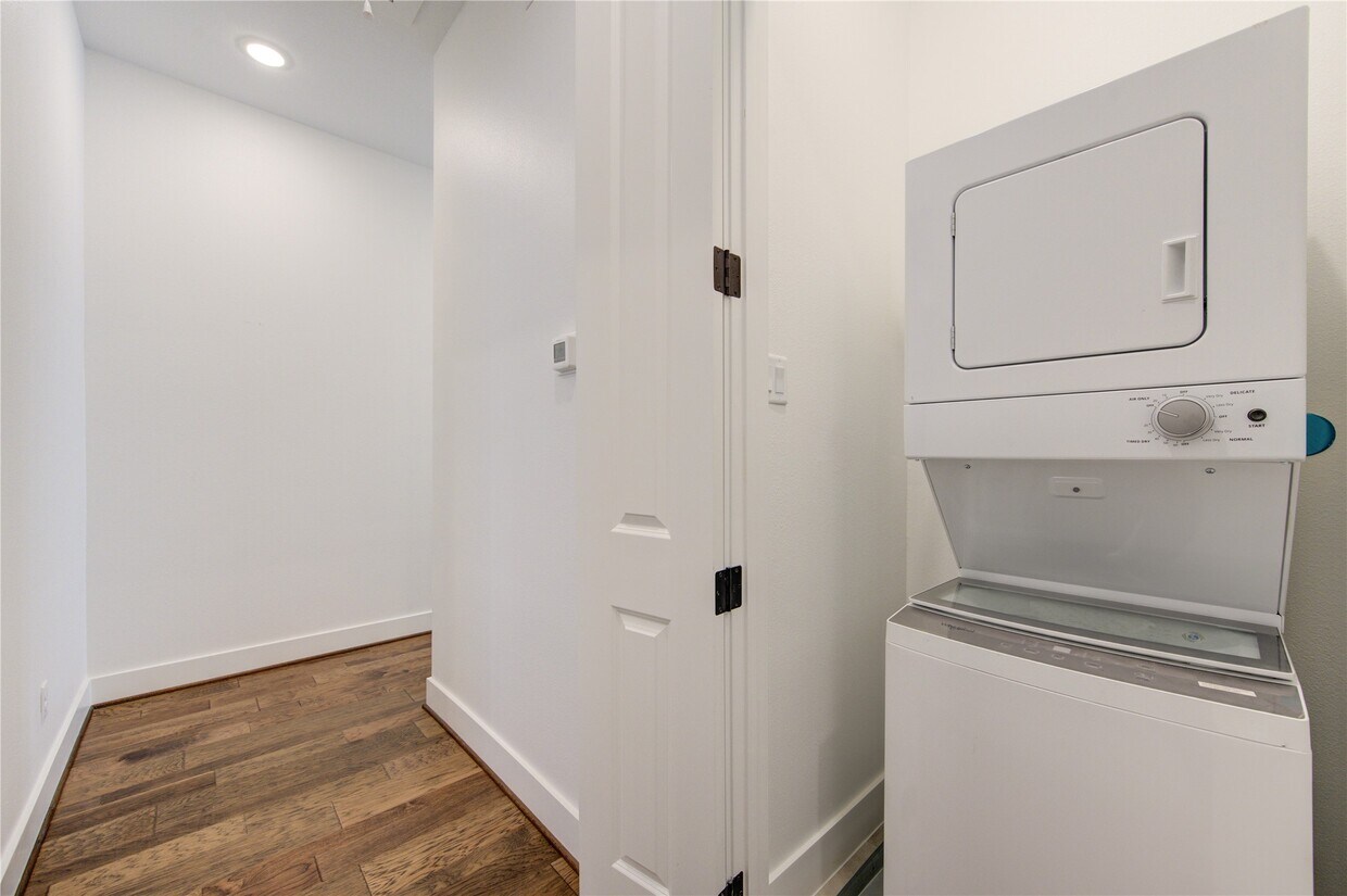 Foto principal - 8964 Zurcher Ln