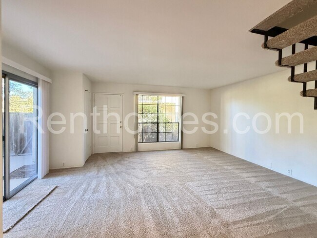 Foto del edificio - 9628-32 Caminito Del Feliz, Spacious Townhome in Great Community Close to UCSD!
