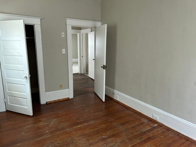 Building Photo - 4 bedroom/1 bath Home on 4th St
