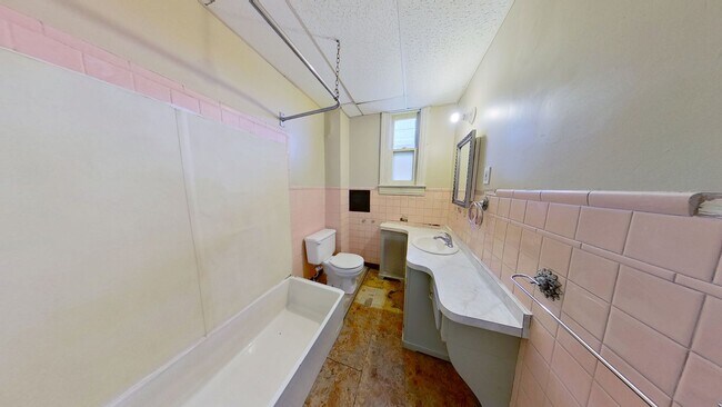 Foto del edificio - Spacious 2-Bedroom First Floor Apartment