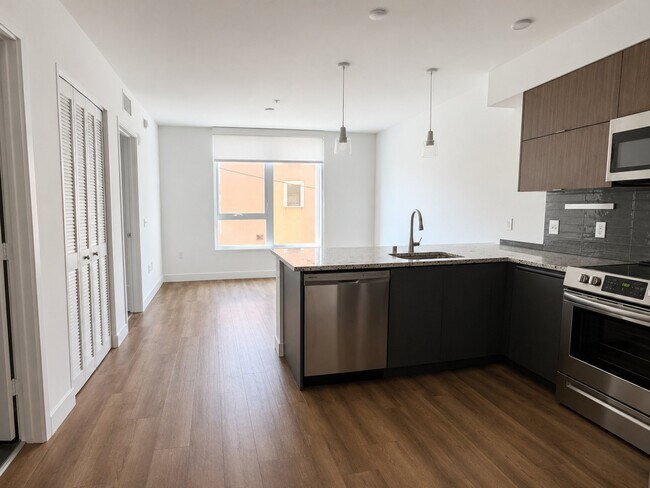 Foto del edificio - 2880 James M Wood Blvd