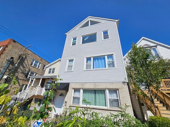 Building Photo - 1140 W Barry Ave