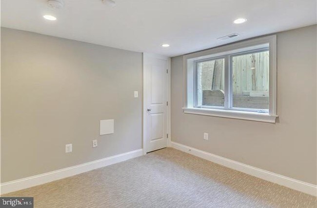 Building Photo - 1321 Valley Pl SE