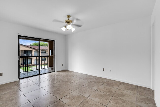 Foto del edificio - 18206 Mediterranean Blvd