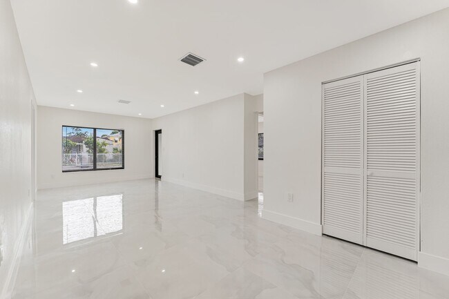 Foto del edificio - Beautifully renovated 4 bed 2 bath home with a large backyard and parking.