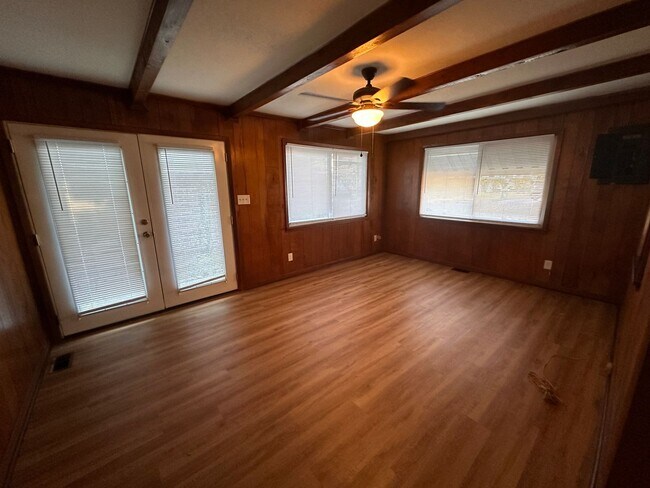 Building Photo - 1-2 Bedroom unit