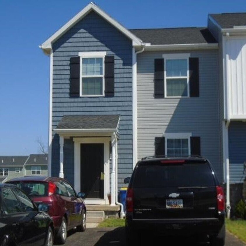 Primary Photo - 3 bedroom Townhome with unfinished basement!