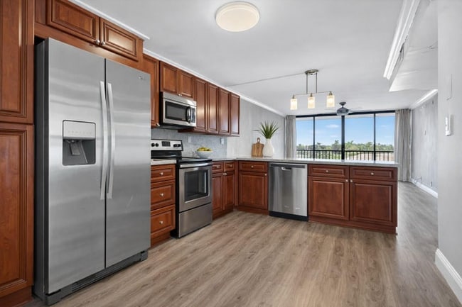 Building Photo - 6 Royal Palm Way