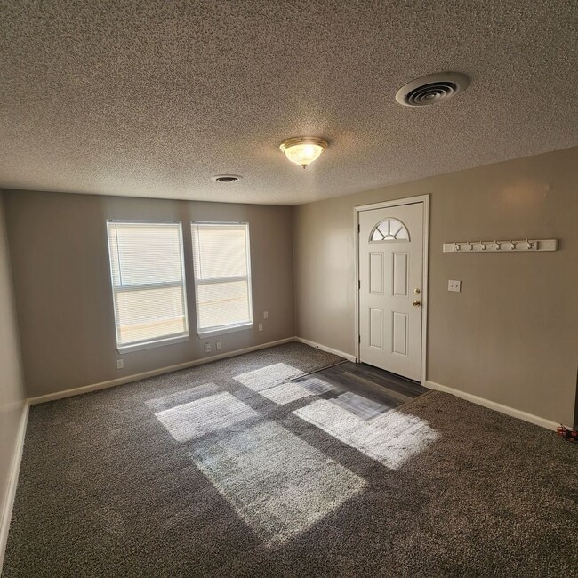 Building Photo - Renovated and refreshed 3 Bedroom, 1 Bathr...