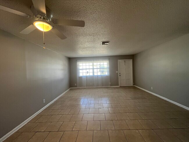Foto del edificio - 351 Silver Beach Rd