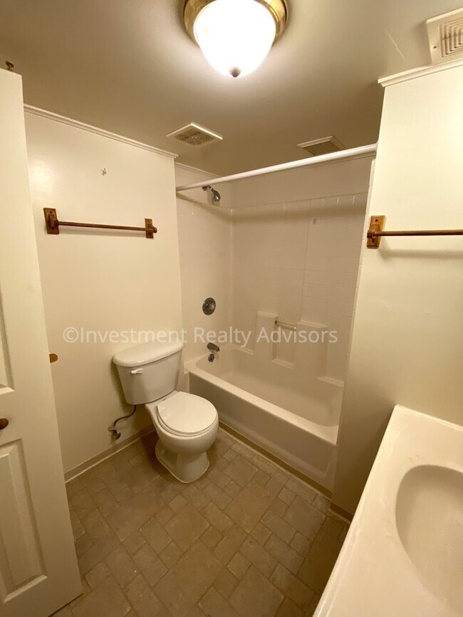 Building Photo - 421 N 200 W St