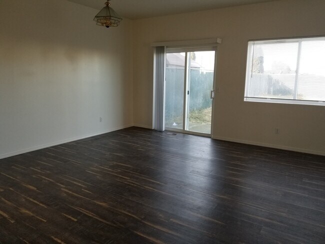 Foto del edificio - 1744-1746 W Peninsula Dr