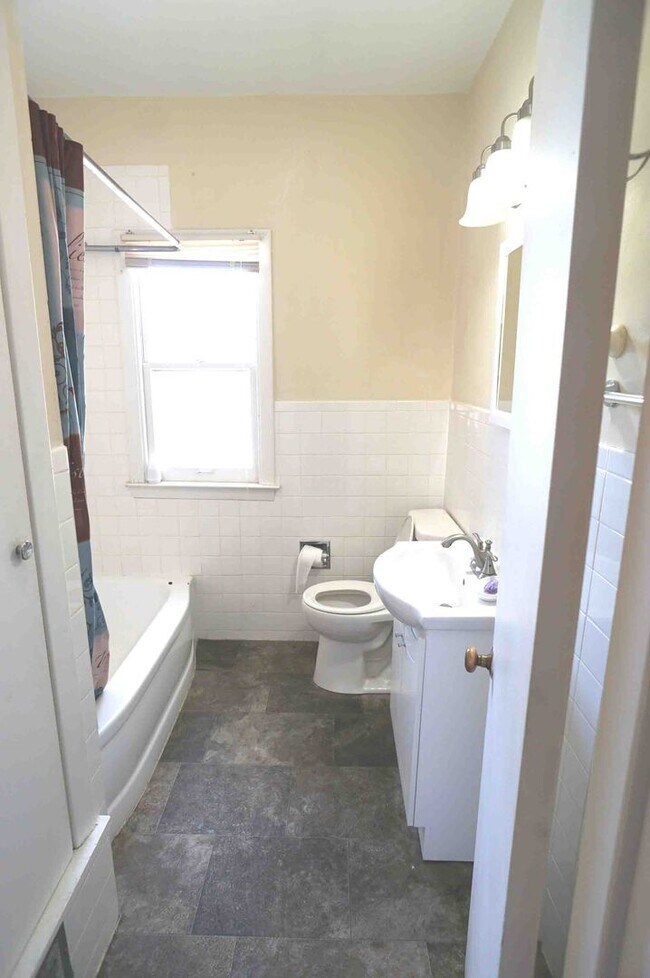Building Photo - 1415/1417 C St Duplex
