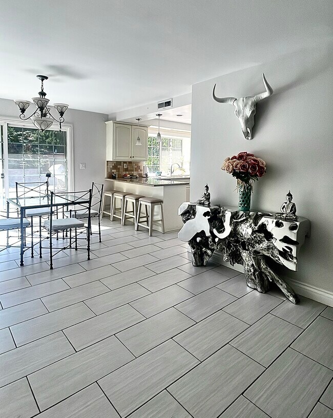 Foto del edificio - 5055 Ludgate Dr