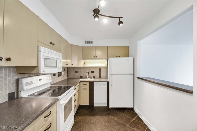 Foto del edificio - 12700 Lake Ave