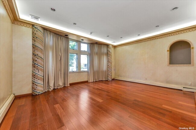 Foto del edificio - 72-23-72137 137th St